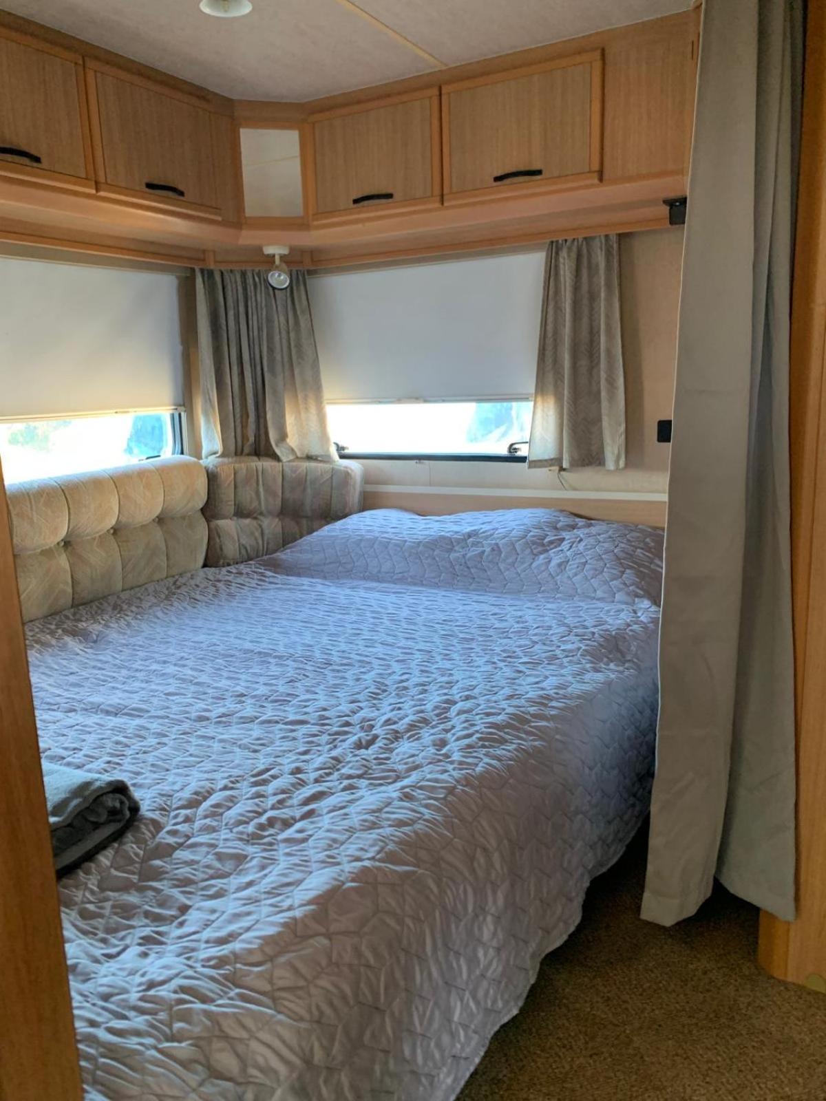 Large Camper In The Olive Grove Hotell Banjole Eksteriør bilde
